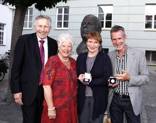 Otfried Laur, Reni Laur, Preistraegerin Dagmar Manzel, Preistraegerin Ulrich Matthes bei der Verleihung der Berliner Theaterclub- IFFLAND-Medaille an Ulrich Matthes und Dagmar Manzel im Rahmen der Vorführung Gift im Deutschen Theater Berlin.