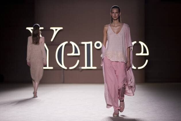 A model takes to the catwalk with a Spring-Summer 2017 creation of the label Yerse during the first day of the 080 Barcelona Fashion, in Barcelona, Spain, 27 June 2016. 080 Barcelona Fashion - Yerse !ACHTUNG: NUR REDAKTIONELLE NUTZUNG!  20160627-636026492593737025