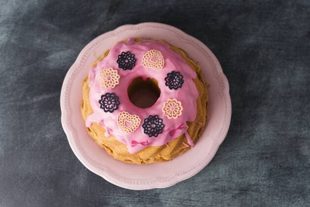 Geburtstag - Symbolbilder Ring cake with pink icing and baking decor  MYF001514