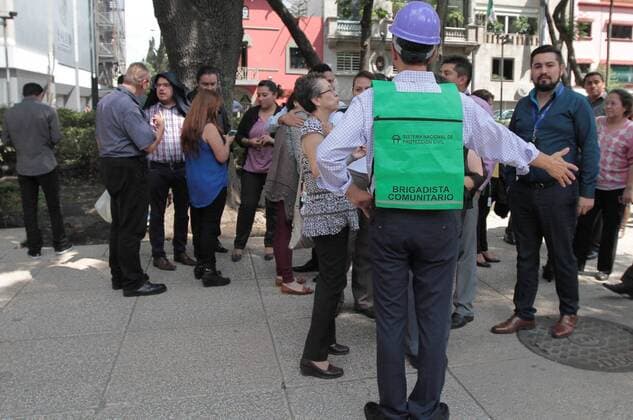 (160628) -- MEXICO CITY, June 27, 2016 -- People gather outdoors after getting a seismic alert in Mexico City, capital of Mexico, on June 27, 2016. A 5.4-magnitude earthquake jolted south Mexico on Monday, with tremors felt as far away as Mexico City. ) (vf) MEXICO-MEXICO CITY-EARTHQUAKE ALERT-PEOPLE Str 