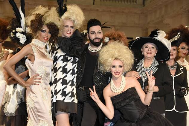 Models, Sarah Knappik, Harald Glööckler, Cathy Lugner und Dagmar Frederic bei der Mode-Inszenierung des Märchens Die zertanzten Schuhe live mit Stardesigner Harald Glööckler auf der Mercedes-Benz Fashion Week Berlin Spring Summer 2017. Berlin, 27.06.2016 Foto:xFredericx xFuturexImage