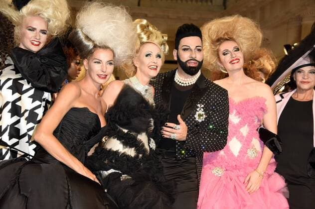 Sarah Knappik, Kristina Bach, Harald Glööckler, Elna-Margret Prinzessin zu Bentheim und Steinfurt und Barbara Engel bei der Mode-Inszenierung des Märchens Die zertanzten Schuhe live mit Stardesigner Harald Glööckler auf der Mercedes-Benz Fashion Week Berlin Spring Summer 2017. Berlin, 27.06.2016 Foto:xFredericx xFuturexImage