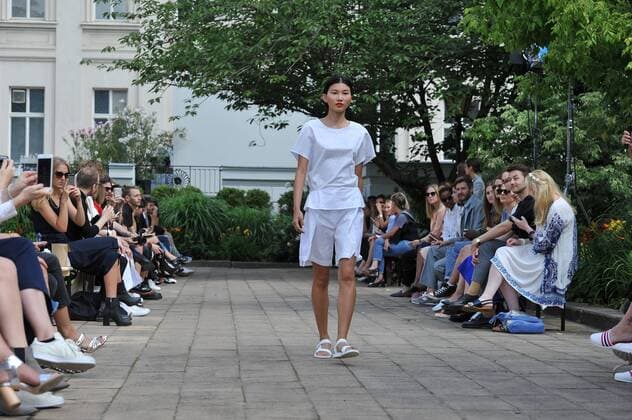 Ein Model auf dem Laufsteg bei der Hien Le Modenschau im Rahmen der Mercedes-Benz Fashion Week Frühjahr Sommer 2017 am 28.06.2016 in Berlin MBFW Fashionweek in Berlin 2016- Hien Le Fashion Show 