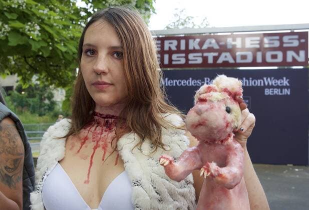Schockierende Aktion gegen Tierqual: Mit lebensecht aussehenden, blutigen ?Tierleichen? von Kuh, Schaf, Kaninchen und Gans protestierte die Tierrechtsorganisation PETA am Dienstag (28.06.16) zum Start der Fashion Week vor dem Erika-Hess-Eisstadion in Berlin. Ihr Motto: Modeopfer: Missbraucht für Pelz, Leder, Wolle und Daunen . Damit appellierten die PETA-Unterstuetzerinnen an die Mode-Einkaeufer und Verbraucher, sich ueber das Tierleid zu informieren, was in Lederjacken, Wollcardigans, Daunen- oder Kaninchenpelzwesten stecke. PETA setzt sich für die Verwendung rein pflanzlicher oder synthetischer Materialien in der Bekleidungsbranche ein. PETA demonstriert mit blutigen Tierpuppen zum Start der Fashion Week Copyright: epd-bild RolfxZoellner EDITORIAL USE ONLY