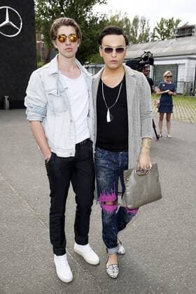Julian F. M. Stoeckel mit Begleitung bei der Thomas Hanisch Fashion Show auf der Mercedes-Benz Fashion Week Berlin Spring Summer 2017. Berlin, 28.06.2016 Foto:xS.xGabschx xFuturexImage