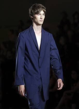 A model presents a creation from the Spring-Summer 2017 collection by Josep Abril during the 080 Barcelona Fashion, in Barcelona, Spain, 28 June 2016. The fashion event runs from 27 June to 01 July. Josep Abril - Runway - 080 Barcelona Fashion S S 2017 !ACHTUNG: NUR REDAKTIONELLE NUTZUNG!  20160628-636027384147076794
