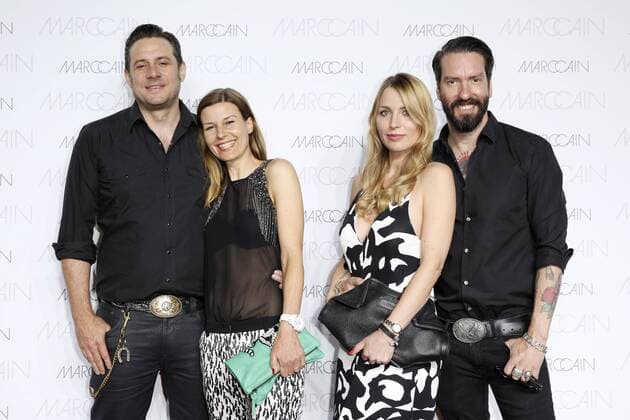 Bilder des Tages Berlin Fashion Week - Prominente bei Marc Cain Sascha Vollmer (The BossHoss) mit Freundin Jenny und Alec Völkel (The BossHoss) mit Gattin Johanna Michel bei der Marc Cain Fashion Show auf der Mercedes-Benz Fashion Week Berlin Spring Summer 2017. Berlin, 28.06.2016 Foto:xS.xGabschx xFuturexImage