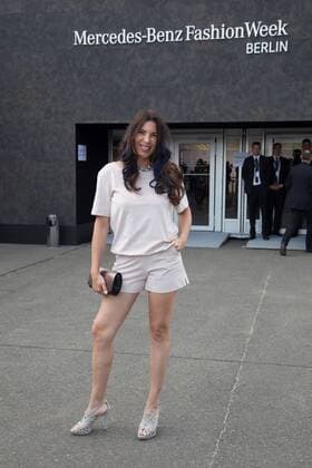 Alexandra Polzin (Leinauer) - Ankunft zur Eva Herzog Fashion-Show im Rahmen der Mercedes-Benz Fashion Week Berlin Spring Summer 2017 im Erika-Hess-Eisstadion in Berlin am 28.06.2016. Mercedes-Benz Fashion Week Berlin Spring Summer 2017