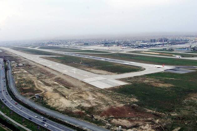 Türkei: Explosionen und Schüsse am Flughafen in Istanbul Istanbul Ataturk Airport File Photo. At least 2 explosions and gunfire have rocked Istanbul s Ataturk International Airport.  14917698