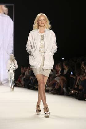 Bilder des Tages Berlin Fashion Week - Promis auf dem Laufsteg bei der Riani Modenschau Franziska Knuppe bei der Riani Fashion Show auf der Mercedes-Benz Fashion Week Berlin Spring Summer 2017. Berlin, 28.06.2016 Foto:xS.xGabschx xFuturexImage