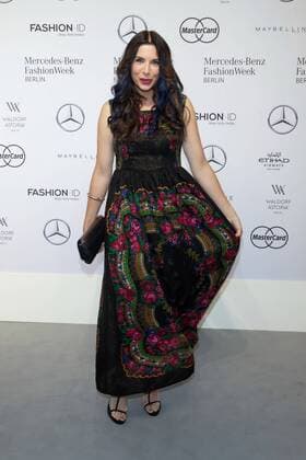 Alexandra Polzin (Leinauer) - Ankunft zur Riani Fashion-Show im Rahmen der Mercedes-Benz Fashion Week Berlin Autumn Winter 2016 am Brandenburger Tor in Berlin am 28.06.2016. Mercedes-Benz Fashion Week Berlin Autumn Winter 2016