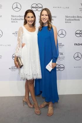 Dagmar Koegel (ehemals Siegel) mit Tochter Alana - Ankunft zur Riani Fashion-Show im Rahmen der Mercedes-Benz Fashion Week Berlin Autumn Winter 2016 am Brandenburger Tor in Berlin am 28.06.2016. Mercedes-Benz Fashion Week Berlin Autumn Winter 2016