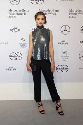 Lisa-Marie Koroll - Ankunft zur Riani Fashion-Show im Rahmen der Mercedes-Benz Fashion Week Berlin Autumn Winter 2016 am Brandenburger Tor in Berlin am 28.06.2016. Mercedes-Benz Fashion Week Berlin Autumn Winter 2016