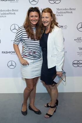 Sandra Thier mit Mutter Erika Thier - Ankunft zur Riani Fashion-Show im Rahmen der Mercedes-Benz Fashion Week Berlin Autumn Winter 2016 am Brandenburger Tor in Berlin am 28.06.2016. Mercedes-Benz Fashion Week Berlin Autumn Winter 2016