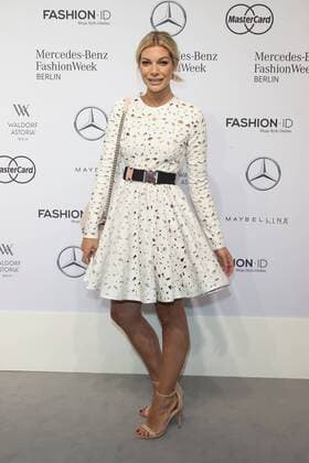 Annika Gassner - Ankunft zur Riani Fashion-Show im Rahmen der Mercedes-Benz Fashion Week Berlin Autumn Winter 2016 am Brandenburger Tor in Berlin am 28.06.2016. Mercedes-Benz Fashion Week Berlin Autumn Winter 2016