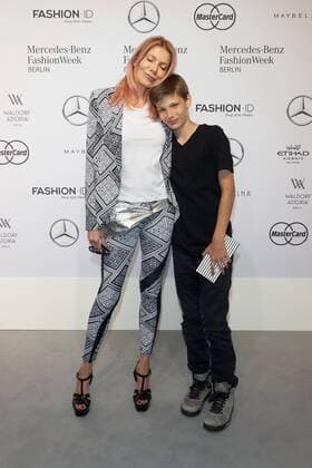 Ursula Karven mit Sohn Liam - Ankunft zur Riani Fashion-Show im Rahmen der Mercedes-Benz Fashion Week Berlin Autumn Winter 2016 am Brandenburger Tor in Berlin am 28.06.2016. Mercedes-Benz Fashion Week Berlin Autumn Winter 2016