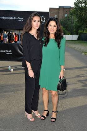 Mariella Ahrens und Tochter Isabella Ahrens bei der Riani Modenschau im Rahmen der Mercedes-Benz Fashion Week Frühjahr Sommer 2017 am 28.06.2016 in Berlin MBFW Fashionweek in Berlin 2016- Riani Fashion Show 