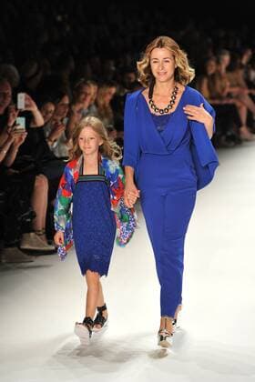 Bettina Cramer mit ihrer Tochter Carla auf dem Laufsteg bei der Riani Modenschau im Rahmen der Mercedes-Benz Fashion Week Frühjahr Sommer 2017 am 28.06.2016 in Berlin MBFW Fashionweek in Berlin 2016- Riani Fashion Show 