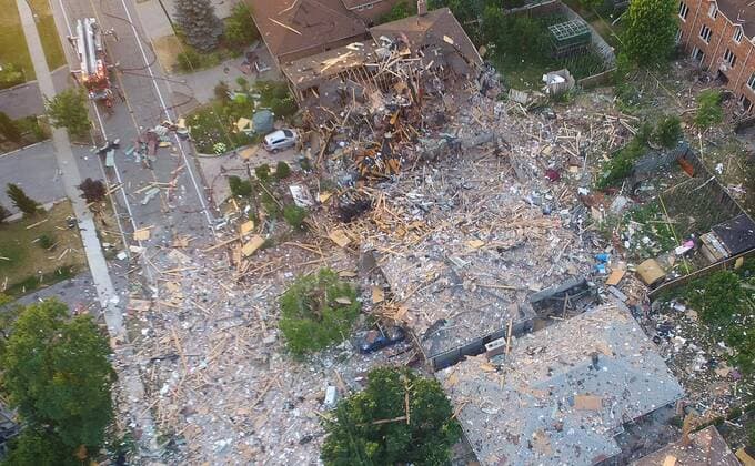 Bilder des Tages Kanada: Gebäude in Mississauga explodiert (160629) -- MISSISSAUGA, June 28, 2016 -- Photo taken on June 28, 2016 shows houses destroyed in an explosion in Mississauga, Ontario, Canada. A person was killed and other nine were injured on Tuesday afternoon in an explosion, which damaged 25 houses in Mississauga, a satellite city in western Greater Toronto Area. ) CANADA-MISSISSAUGA-EXPLOSION ZouxZheng 