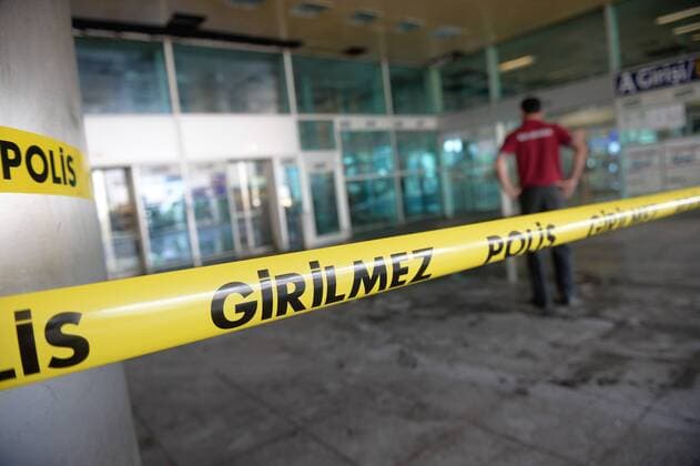 Anschlag am Istanbuler Atatürk-Flughafen: der Flughafen am Tag danach A worker inspects damages at the entrance of Istanbul s Ataturk Airport, Wednessday, June 29, 2016. Suicide attackers killed dozens at the busy airport late Tuesday, the latest in a series of bombings to strike Turkey in recent months. Turkish officials said the massacre was most likely the work of the Islamic State group.  15424734