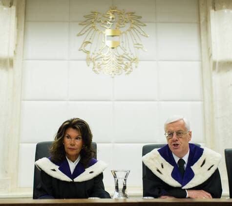 Wien 29.06.2016, Verfassungsgerichtshof, Wien, AUT, Oeffentliche Verhandlung zur Anfechtung der BP-Wahl durch die FPOe, im Bild v.l.n.r. Vizepraesidentin Brigitte Bierlein und Praesident des Verfassungsgerichtshofes Gerhard Holzinger f.l.t.r. vicepresident Brigitte Bierlein and president of the Austrian Constitutional Court Gerhard Holzinger before public trial according to challenging the presidential election 2016 by the austrian freedom party at Austrian Constitutional Court in Vienna, Austria on 2016 06 29,  EP_fei 