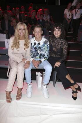 Jenny Elvers mit Sohn Paul Jolig und Marlene Lufen bei der Guido Maria Kretschmer Fashion Show auf der Mercedes-Benz Fashion Week Berlin Spring Summer 2017. Berlin, 29.06.2016 Foto:xS.xGabschx xFuturexImage
