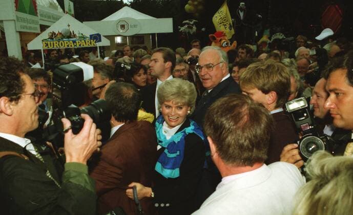 Bundeskanzler Helmut Kohl und Ehefrau Hannelore beim Kanzlerfest im Bundeskanzleramt in Bonn am 01.07.1995 (Aufnahmedatum geschaetzt) Undated photo shows German Chancellor Helmut Kohl and his wife Hannelore