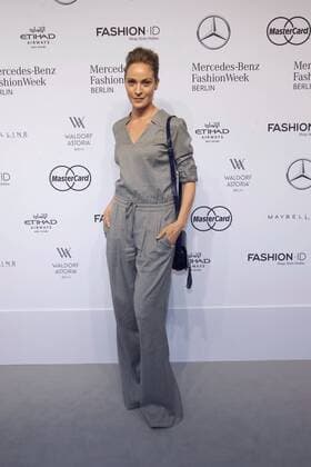 Berlin Fashion Week - Prominente bei der Laurel Modenschau Jeanette Hain - Ankunft zur Laurèl Fashion-Show im Rahmen der Mercedes-Benz Fashion Week Berlin Spring Summer 2017 im Erika-Hess-Eisstadion in Berlin am 29.06.2016. Mercedes-Benz Fashion Week Berlin Spring Summer 2017