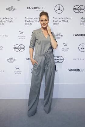 Berlin Fashion Week - Prominente bei der Laurel Modenschau Jeanette Hain - Ankunft zur Laurèl Fashion-Show im Rahmen der Mercedes-Benz Fashion Week Berlin Spring Summer 2017 im Erika-Hess-Eisstadion in Berlin am 29.06.2016. Mercedes-Benz Fashion Week Berlin Spring Summer 2017