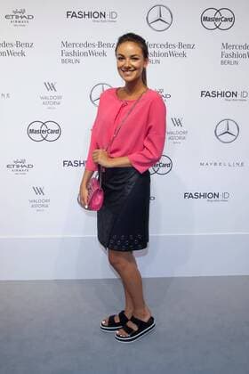 Berlin Fashion Week - Prominente bei der Laurel Modenschau Janina Uhse - Ankunft zur Laurèl Fashion-Show im Rahmen der Mercedes-Benz Fashion Week Berlin Spring Summer 2017 im Erika-Hess-Eisstadion in Berlin am 29.06.2016. Mercedes-Benz Fashion Week Berlin Spring Summer 2017