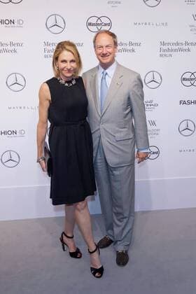 John B. Emerson, US-Botschafter mit Frau Kimberly Marteau Emerson - Ankunft zur Guido Maria Kretschmer Fashion-Show im Rahmen der Mercedes-Benz Fashion Week Berlin Spring Summer 2017 im Erika-Hess-Eisstadion in Berlin am 29.06.2016. Mercedes-Benz Fashion Week Berlin Spring Summer 2017