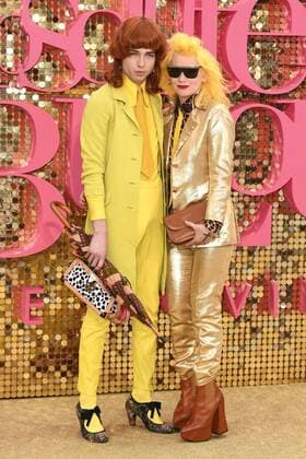 Pam Hogg und Josh Quinton bei der Absolutely Fabulous Filmpremiere in London Josh Quinton und Pam Hogg bei der Weltpremiere des Kinofilms Absolutely Fabulous: The Movie Absolutely Fabulous: Der Film im Odeon Leicester Square. London, 29.06.2016 Josh Quinton, Pam Hogg  Foto:xS.xVasx xFuturexImage