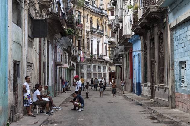  Straßenszene mit typischen Häusern, Altstadt von Havanna, Kuba, Nordamerika Copyright: imageBROKER/HarryxLaub iblhal04372913.jpg