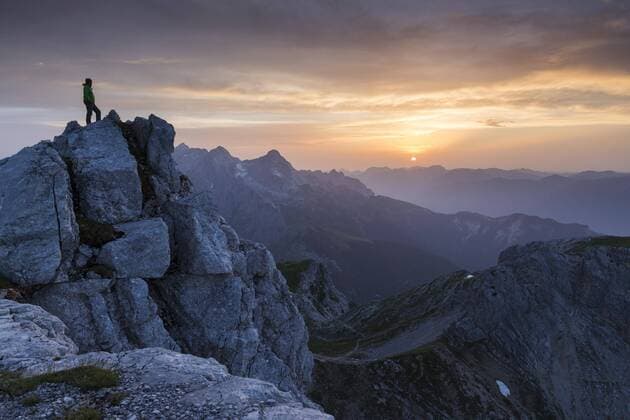 Wanderer auf der Dreitorspitze bei Sonnenuntergang, Wettersteingebirge, Garmisch-Partenkirchen, Bayern, Oberbayern, Deutschland, Europa Copyright: imageBROKER/IrisxKürschner ibliku04357119.jpg