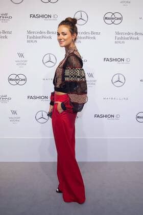 Janina Uhse - Ankunft zur Dimitri Fashion-Show im Rahmen der Mercedes-Benz Fashion Week Berlin Spring Summer 2017 im Erika-Hess-Eisstadion in Berlin am 30.06.2016. Mercedes-Benz Fashion Week Berlin Spring Summer 2017