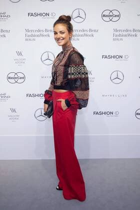 Janina Uhse - Ankunft zur Dimitri Fashion-Show im Rahmen der Mercedes-Benz Fashion Week Berlin Spring Summer 2017 im Erika-Hess-Eisstadion in Berlin am 30.06.2016. Mercedes-Benz Fashion Week Berlin Spring Summer 2017
