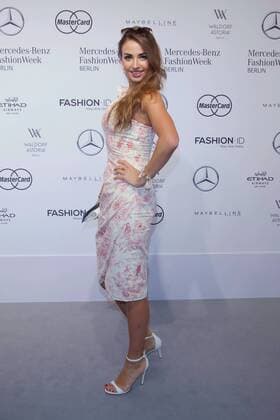 Ekaterina Lenova - Ankunft zur Lena Hoschek Fashion-Show im Rahmen der Mercedes-Benz Fashion Week Berlin Spring Summer 2017 im Erika-Hess-Eisstadion in Berlin am 30.06.2016. Mercedes-Benz Fashion Week Berlin Spring Summer 2017