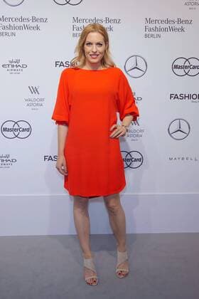 Jule Goelsdorf - Ankunft zur Lena Hoschek Fashion-Show im Rahmen der Mercedes-Benz Fashion Week Berlin Spring Summer 2017 im Erika-Hess-Eisstadion in Berlin am 30.06.2016. Mercedes-Benz Fashion Week Berlin Spring Summer 2017