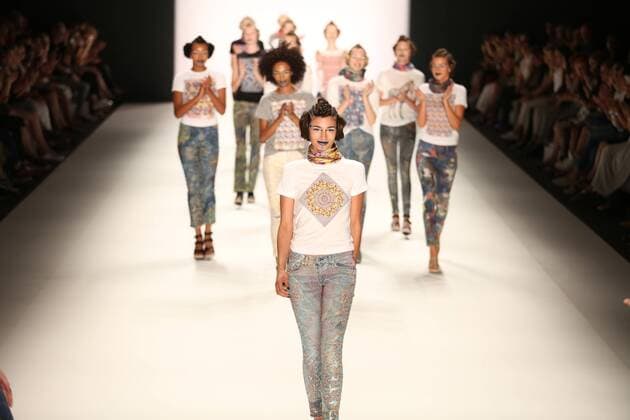Bilder des Tages Germany: Jeans for Refugees by Johny Dar The Mercedes-Benz Fashion Week Berlin. Numerous labels are taking part in the German fashion week for the 2017 spring summer season. The photo shows Models with the collection of Jeans for Refugees by Dohny Dar on the catwalk in the Erika Hess Ice Stadium in Berlin-Weding. This year, the designer launched a global artistic collaboration called Jeans for Refugees , dedicated to the world s fugitives and involved over one hundred celebrities. The jeans-Unikate be exhibited in London in October 2016 the Saatchi Gallery and auctioned. The entire proceeds go to the International Rescue Committee, an organization that Escaped and war victims.  SimonexKuhlmey