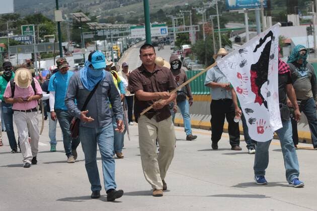 Demonstrators block the Mexican Federal Highway Autopista del Sol (The Route of the Sun), in Chilpancingo, Guerrero State, Mexico, 01 July 2016. Mexican Government Secretary Miguel Angel Osorio said that measures to clear the highways from teachers union protesters will take place soon in order to allow supplies to reach the Chiapas and Oaxaca States. Demonstrators block the Mexican Federal Highway Autopista del Sol in Chilpancingo, Guerrero State !ACHTUNG: NUR REDAKTIONELLE NUTZUNG!  MEX36 20160702-636030356633374795