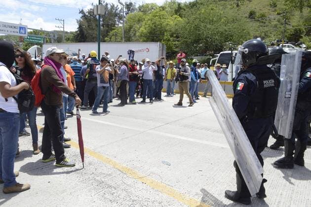 Mexiko s Lehrer, organisiert in der Lehrergewerkschaft CETEG, demonstrieren gegen die Bildungsreform, welche ihnen weitere Lohnkürzungen einbringen wird. Mexico -CHILPANCINGO, Gro.  - ZUMAu78_