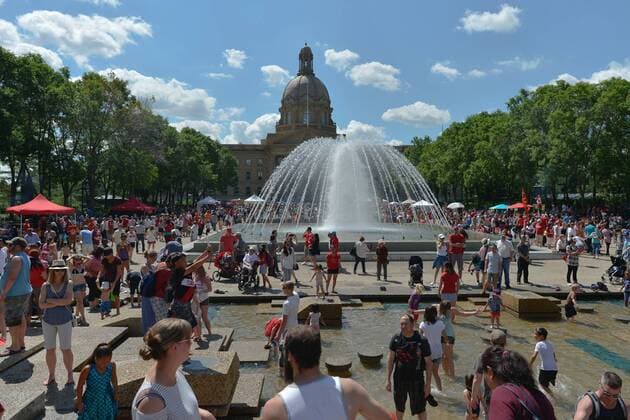 Nationalfeiertag in Kanada July 1, 2016 - Edmonton, Canada - A view of the Alberta Family Fun Zone on Canada Day at the Legislature, a celebration that honours Alberta s history and diversity through entertainment and activities for all ages..On Friday, 1 July 2016, in Edmonton, Alberta, Canada. Edmonton Canada  - ZUMAn230