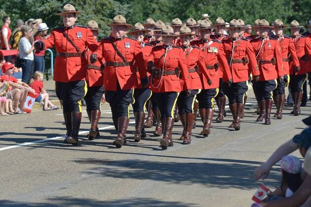 Nationalfeiertag in Kanada July 1, 2016 - Edmonton, Canada - Members of the Royal Canadian Mounted Police (RCM) during the parade on Canada Day, in Sherwood Park..On Friday, 1 July 2016, in Edmonton, Alberta, Canada. Edmonton Canada  - ZUMAn230