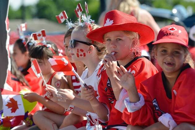 Nationalfeiertag in Kanada July 1, 2016 - Edmonton, Canada - Thousands of smiling faces lined the 2 km parade route through the heart of Sherwood Park during the Canada Day parade..On Friday, 1 July 2016, in Edmonton, Alberta, Canada. Edmonton Canada  - ZUMAn230