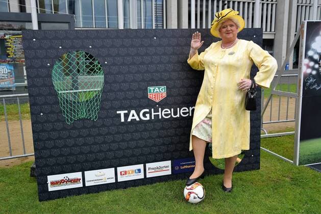 02.07.2016 Frankfurt am Main, Commerzbankarena Frankfurt Commerzbank Arena Tag des Fussballs Der „TAG Heuer Promi-Kick Travestiekünstler Thomas Bäppler-Wolf alias Bäppi La Belle alias Queen Lisbeth
