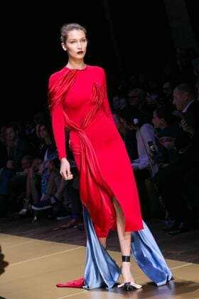 Bella Hadid PEOPLE MODENSCHAU Versace - Haute Couture Herbst Winter Paris 2016 17 - 03 07 2016 Viktorx 