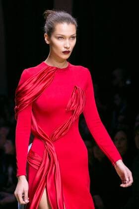 Bella Hadid PEOPLE MODENSCHAU Versace - Haute Couture Herbst Winter Paris 2016 17 - 03 07 2016 Viktorx 