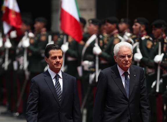 Mexican President Enrique Pena Nieto (L) receives Italian President Sergio Mattarella (R) during a welcoming ceremony at the National Palace in Mexico City, Mexico, 4 July 2016. EFE Mario Guzman ITALIAN PRESIDENT SERGIO MATTARELLA VISITS MEXICO !ACHTUNG: NUR REDAKTIONELLE NUTZUNG!  CDM004 20160704-636032693898637378