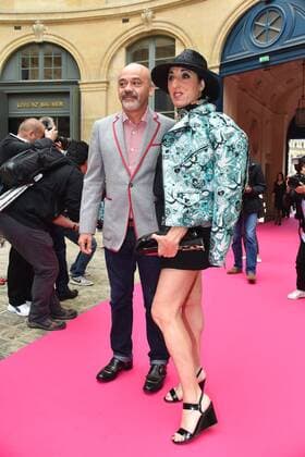 Paris Fashion Week - Prominente Gäste der Schiaparelli Show - Christian Louboutin and Rossy de Palma at the Schiaparelli show in Place Vendome during Paris Fashion Week Haute Couture FW 16 17 on July 4, 2016 in Paris, France. - 04 07 2016 LionelUrman Panoramic 