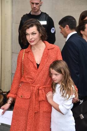 Milla Jovovich - Defile Chanel - Fashion Week haute couture - Paris - 05 07 2016 LionelUrman Panoramic 